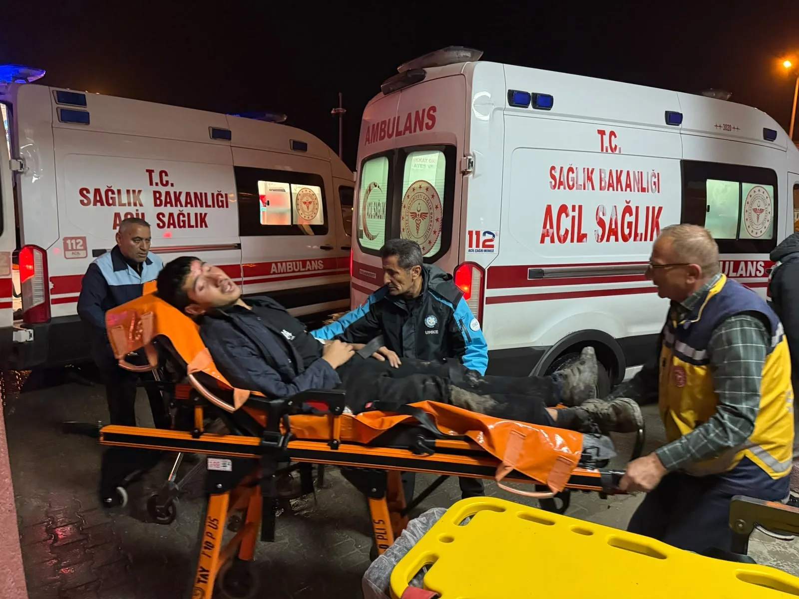 Hakkari’de kaçak göçmenleri taşıyan minibüs dereye yuvarlandı: 20 yaralı