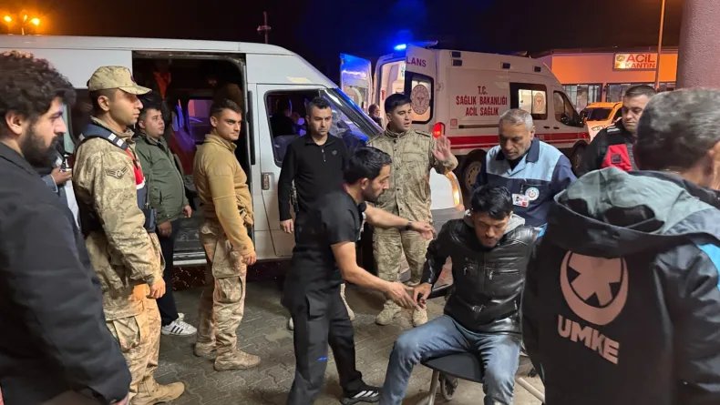 Hakkari’de kaçak göçmenleri taşıyan minibüs dereye yuvarlandı: 20 yaralı