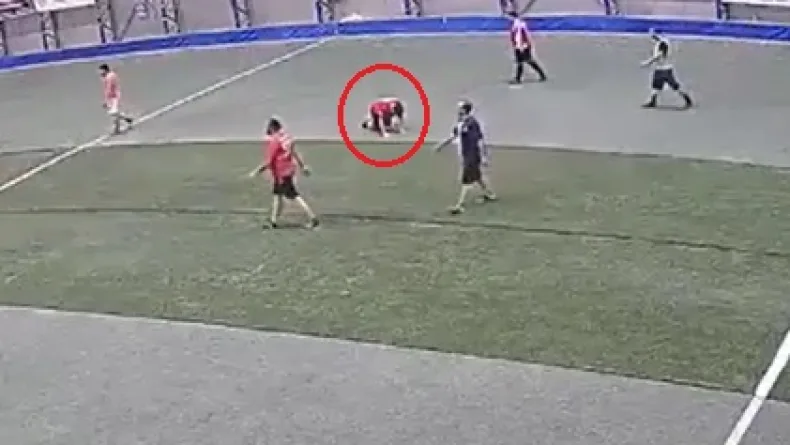 Halı sahada kalp krizi geçiren sağlık çalışanı kurtarılamadı