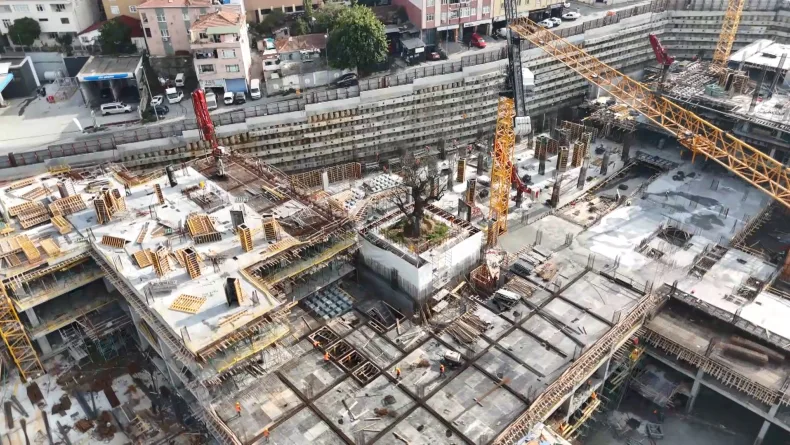 Haliç kıyısındaki inşaatın ortasında kalan tek ağaç havadan görüntülendi
