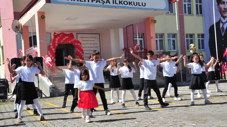Halk oyunları gösterisine katılan 3 yaşındaki Begüm'e bayrak hediyesi