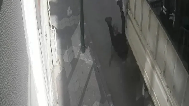 Hareket halindeki kamyonetin kasasından düştü; kaza kamerada