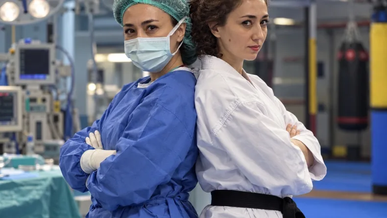 Hastanede şifa dağıtan doktor, minderde madalya için ter döküyor
