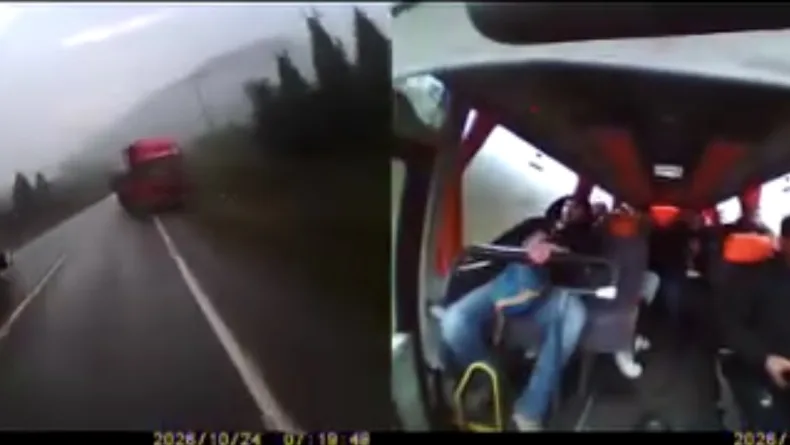 Hatalı sollama yapan kamyon ile midibüs burun buruna geldi