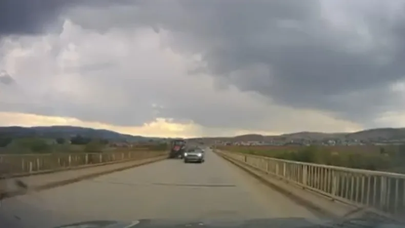 Hatalı sollama yapan sürücünün kazadan kıl payı kurtulduğu anlar kamerada