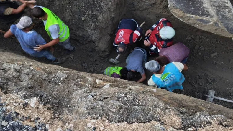 Hatay'da göçük altında kalan işçi kurtarıldı