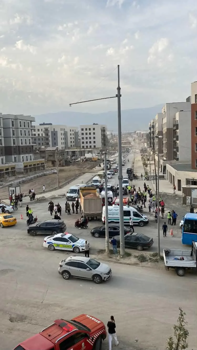 Hatay’da hafriyat kamyonunun altında kalan motosiklet sürücüsü öldü