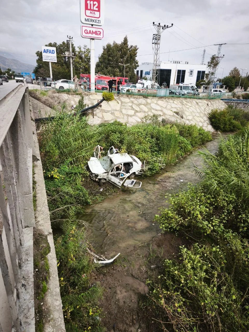 Hatay'da otomobil dereye uçtu; 3 yaralı