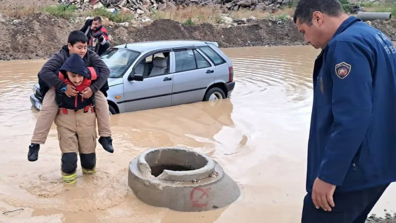 Hatay'da sağanak; otomobilde mahsur kalan öğrencileri itfaiye kurtardı