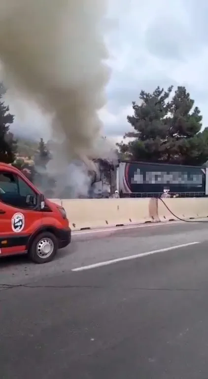 Hatay'da seyir halindeyken alev alan TIR yandı