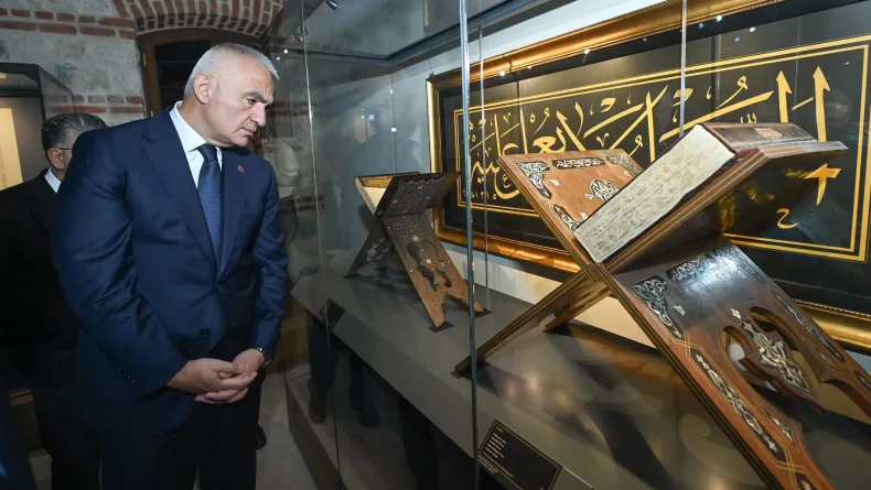 Hattat Mehmet Özçay, Mushaf-ı Şerif'in el yazması aslını TÜYEK'e bağışladı