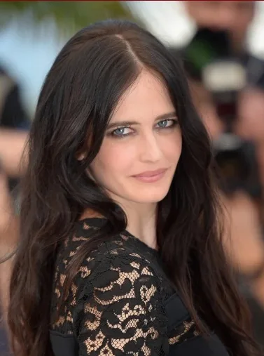 Helin Elveren, Eva Green'e benzerliğiyle dikkat çekiyor