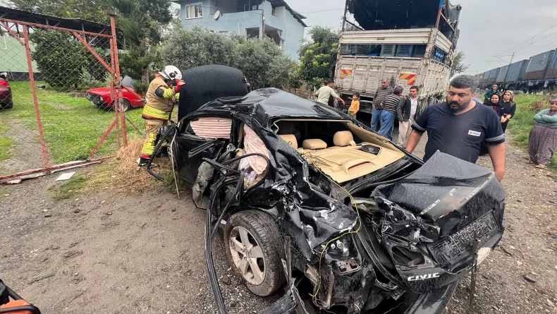 Hemzemin geçitte, tren otomobile çarptı; 2 yaralı