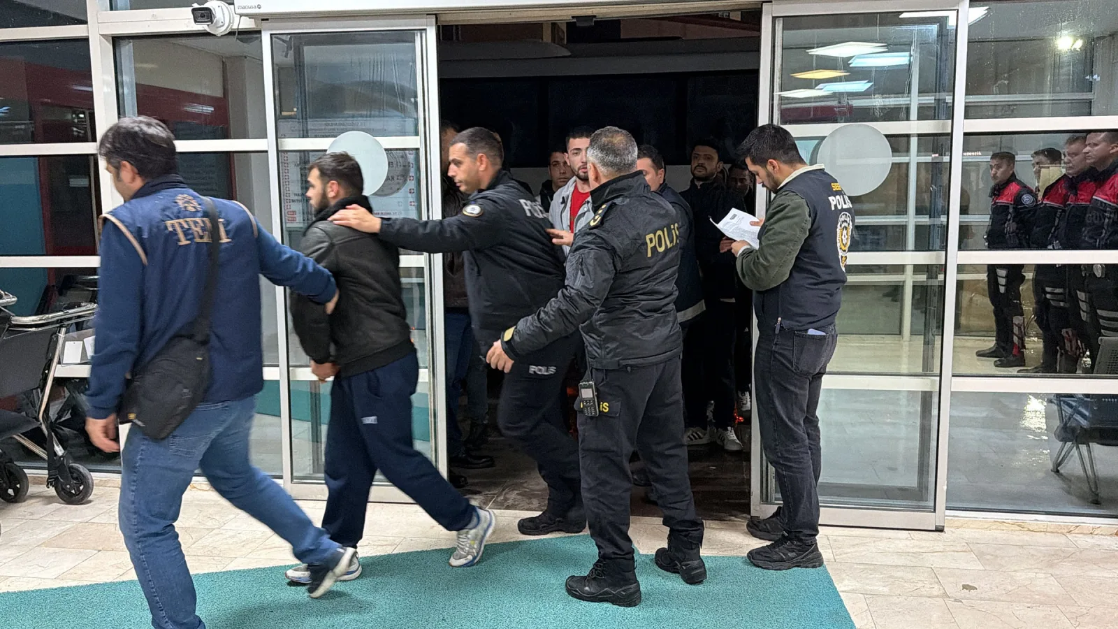 Hesaplarında 14 milyar lira işlem hacmi olan yasa dışı bahis şüphelilerine operasyonda 62 tutuklama