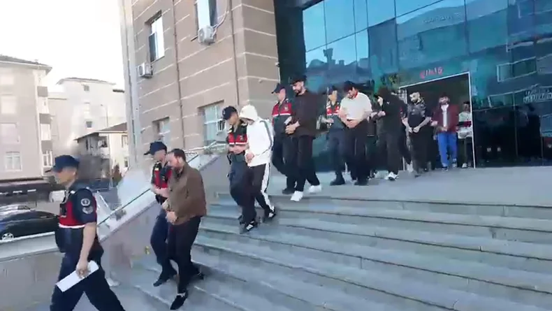 Hesaplarında 2,3 milyar liralık hareketlilik olan yasa dışı bahis şüphelilerine operasyon: 12 tutuklama (12)