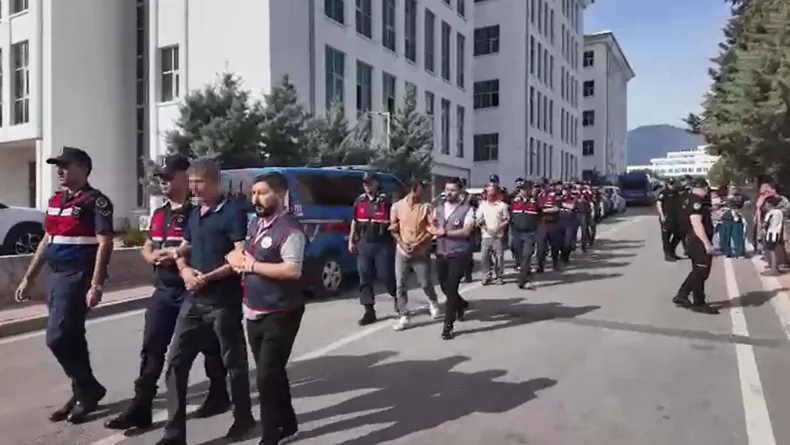 Hırsızlık şüphelilerine, adliyede yakınlarından tükürüklü tepki