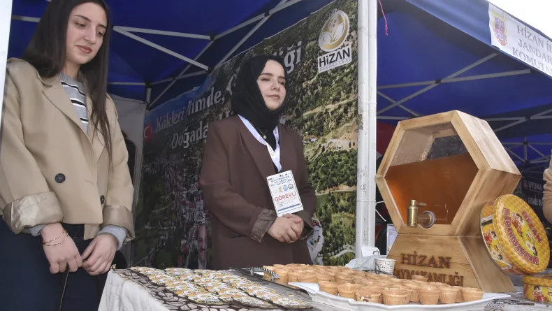 Hizan’da '1'inci karakovan bal hasadı festivali' başladı