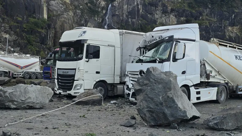 Hopa'da TIR parkında heyelan: 1 ölü