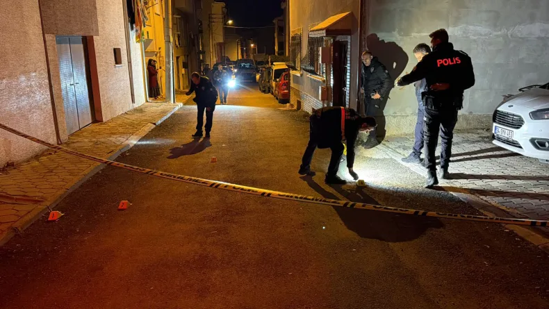 Husumetlisini evinin önünde pusu kurup silahla yaraladı