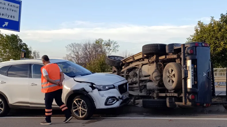 İçinde çocukla birlikte kaçırdığı otomobille yayaya ve 2 araca çarptı; 3 yaralı