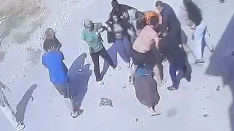 İki aile arasındaki keserli ve bıçaklı kavga kamerada