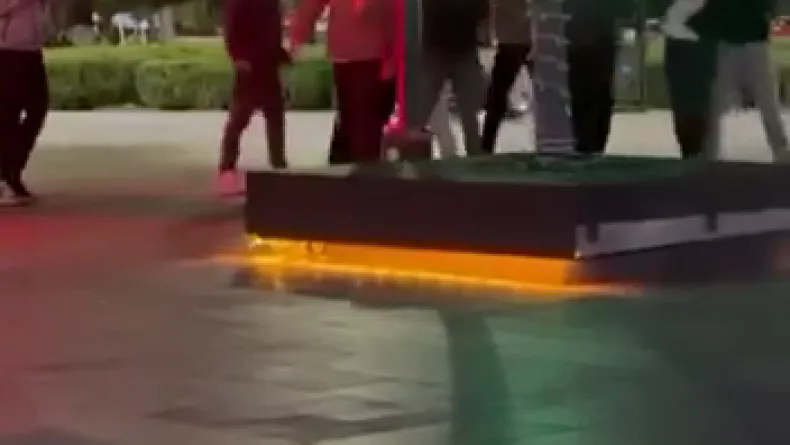 İki grup arasındaki tekme ve yumruklu kavga kamerada