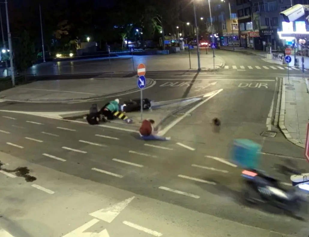İki motosikletin çarpıştığı kaza kamerada; 3 yaralı