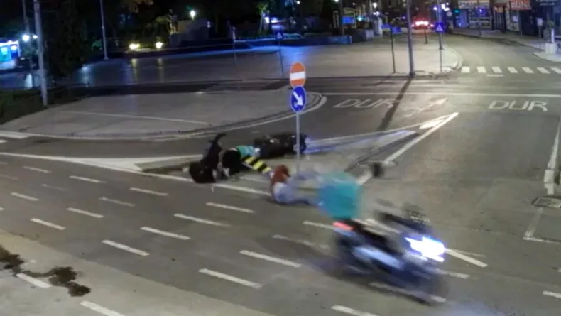 İki motosikletin çarpıştığı kaza kamerada; 3 yaralı