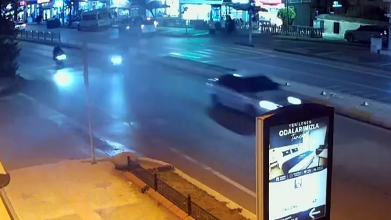 İki motosikletin çarpıştığı kazada 1 yaralı; o anlar kamerada