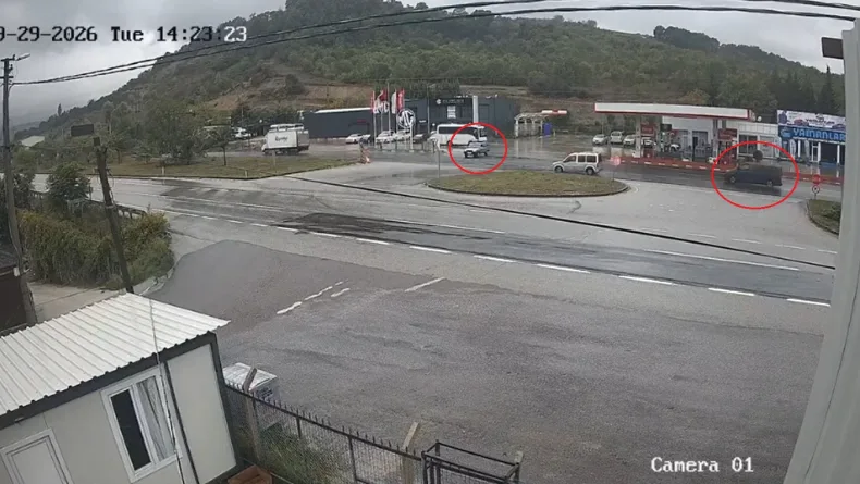 İkiye bölünen otomobilin sürücüsünün öldüğü kaza kamerada