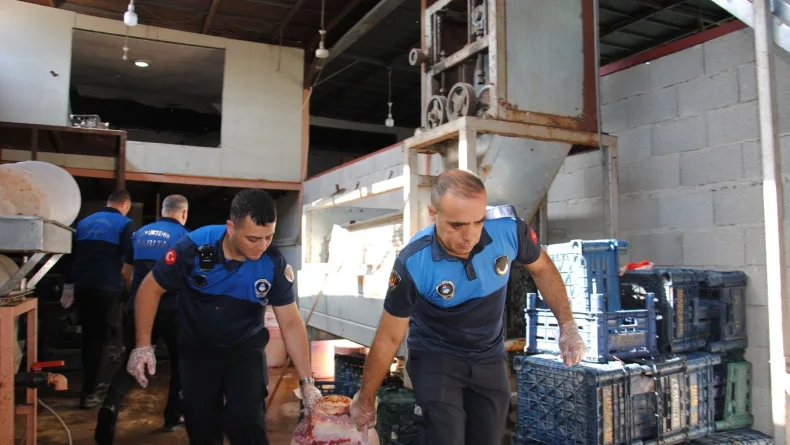 İmalathanede çürümüş domates ve küflü salça ele geçirildi