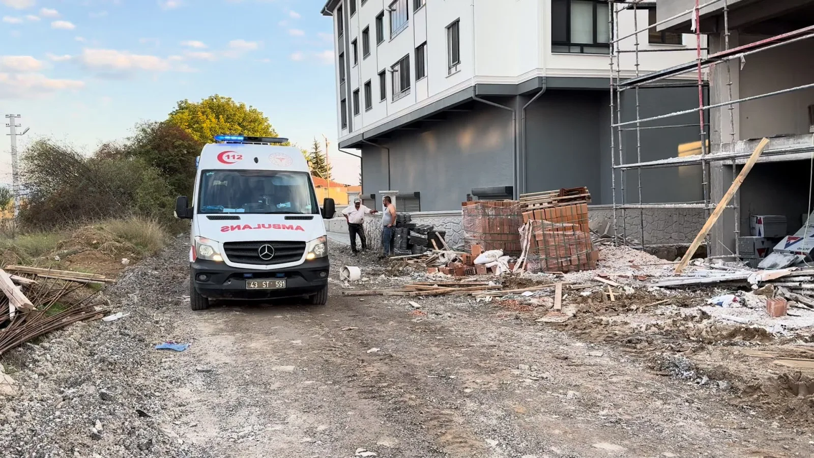 İnşaatın çatısından düşen usta ağır yaralandı