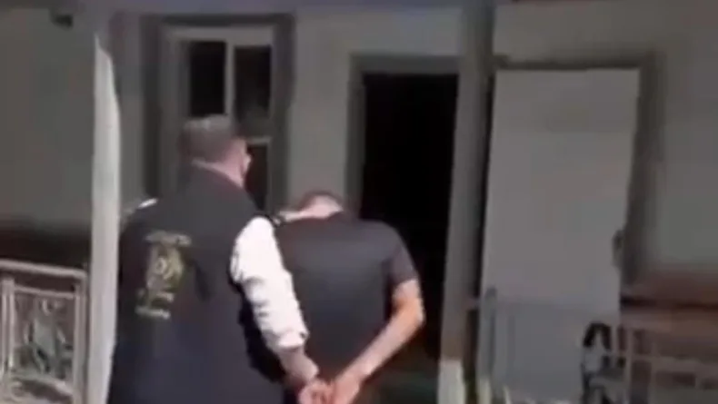 İş arkadaşlarının evinden altın ve para çalan 2 şüpheli yakalandı