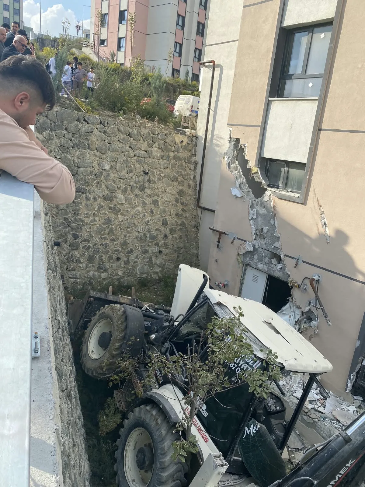 İş makinesi binaya çarpıp devrildi: operatör yaralandı