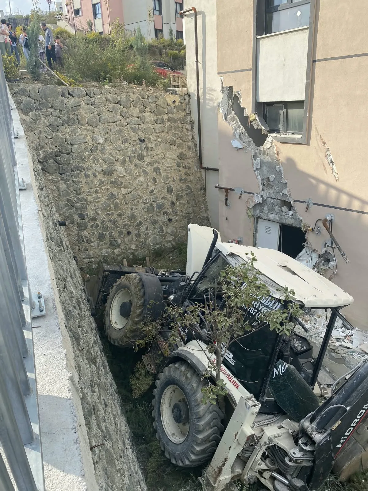 İş makinesi binaya çarpıp devrildi: operatör yaralandı