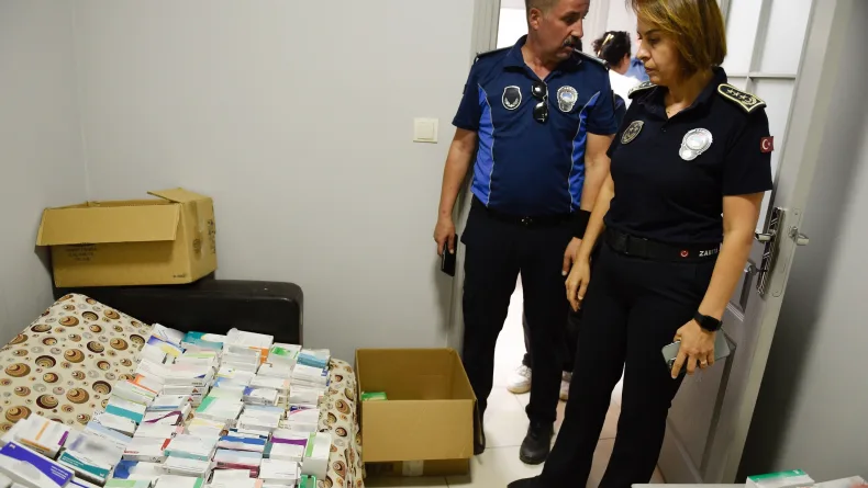 İş yerinde çok sayıda botoks ve gebelik önleyici kaçak ilaçlar ele geçirildi