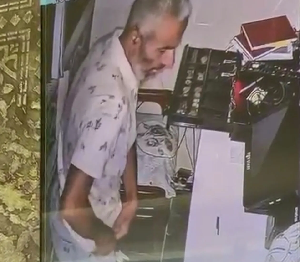 İş yerinden hırsızlık anı güvenlik kamerasında