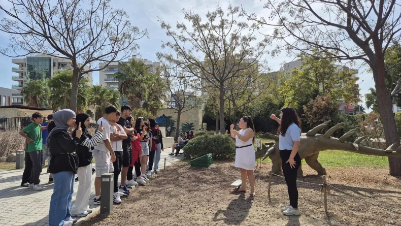 İşitme engelli gençler, İzmir'i 'Ellerin Dilinden Öyküler' ile keşfetti