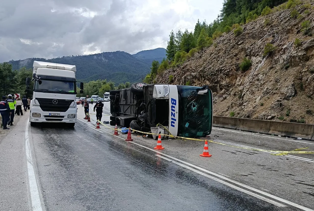 Isparta- Antalya kara yolunda yolcu otobüsü devrildi; 1 ölü, 8 yaralı (2)
