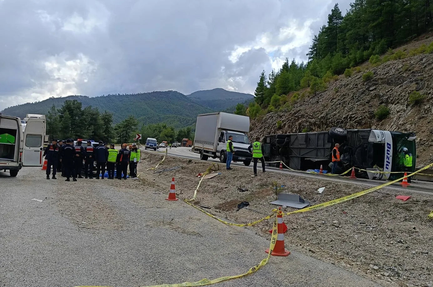 Isparta- Antalya kara yolunda yolcu otobüsü devrildi; 1 ölü, 8 yaralı (2)