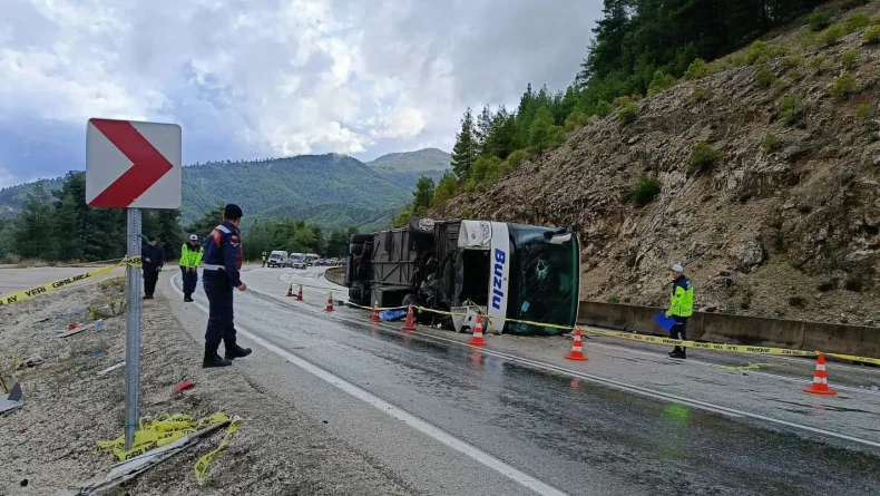 Isparta- Antalya kara yolunda yolcu otobüsü devrildi; 1 ölü, 8 yaralı (2)