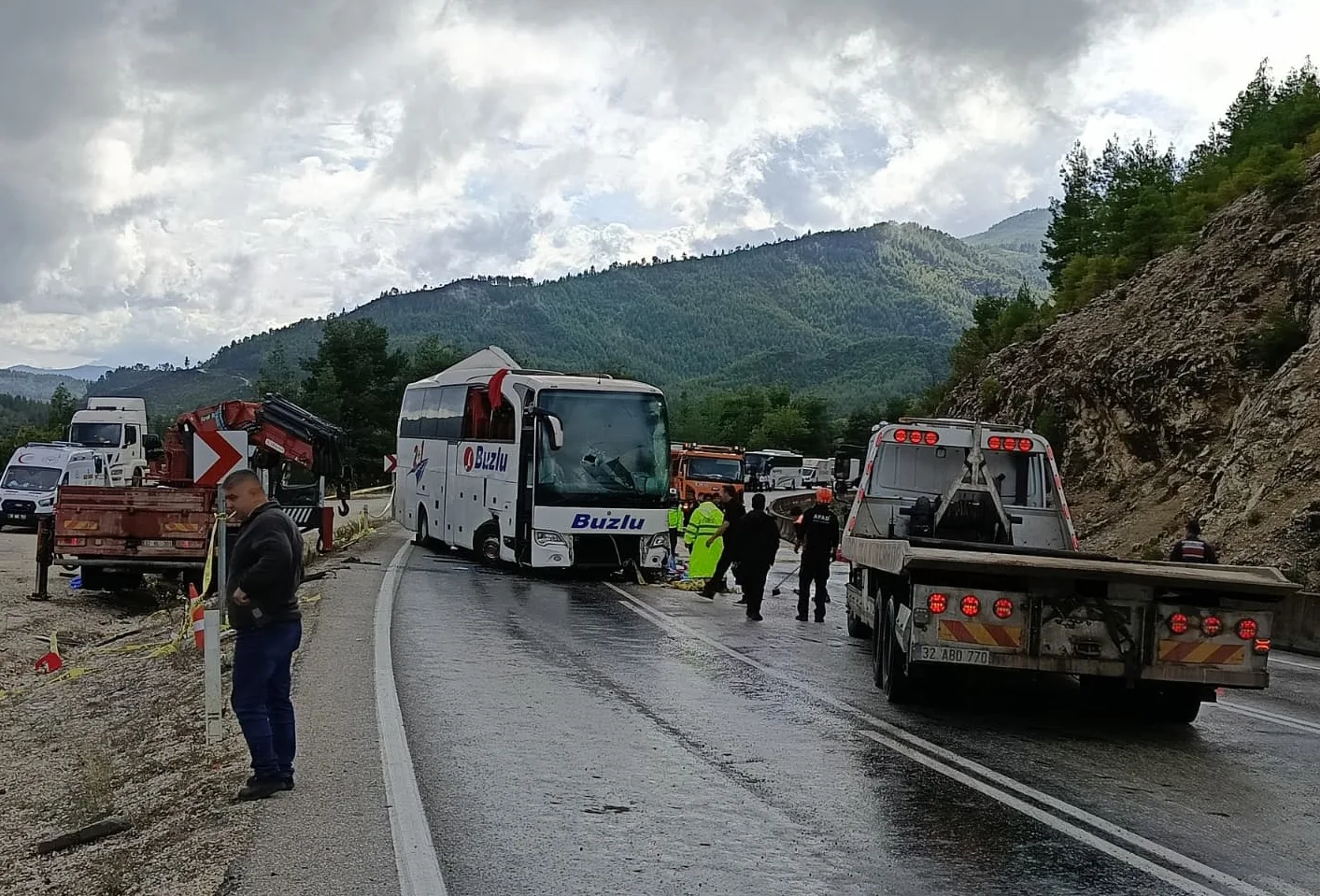Isparta- Antalya kara yolunda yolcu otobüsü devrildi; 1 ölü, 8 yaralı/Ek fotoğraflar