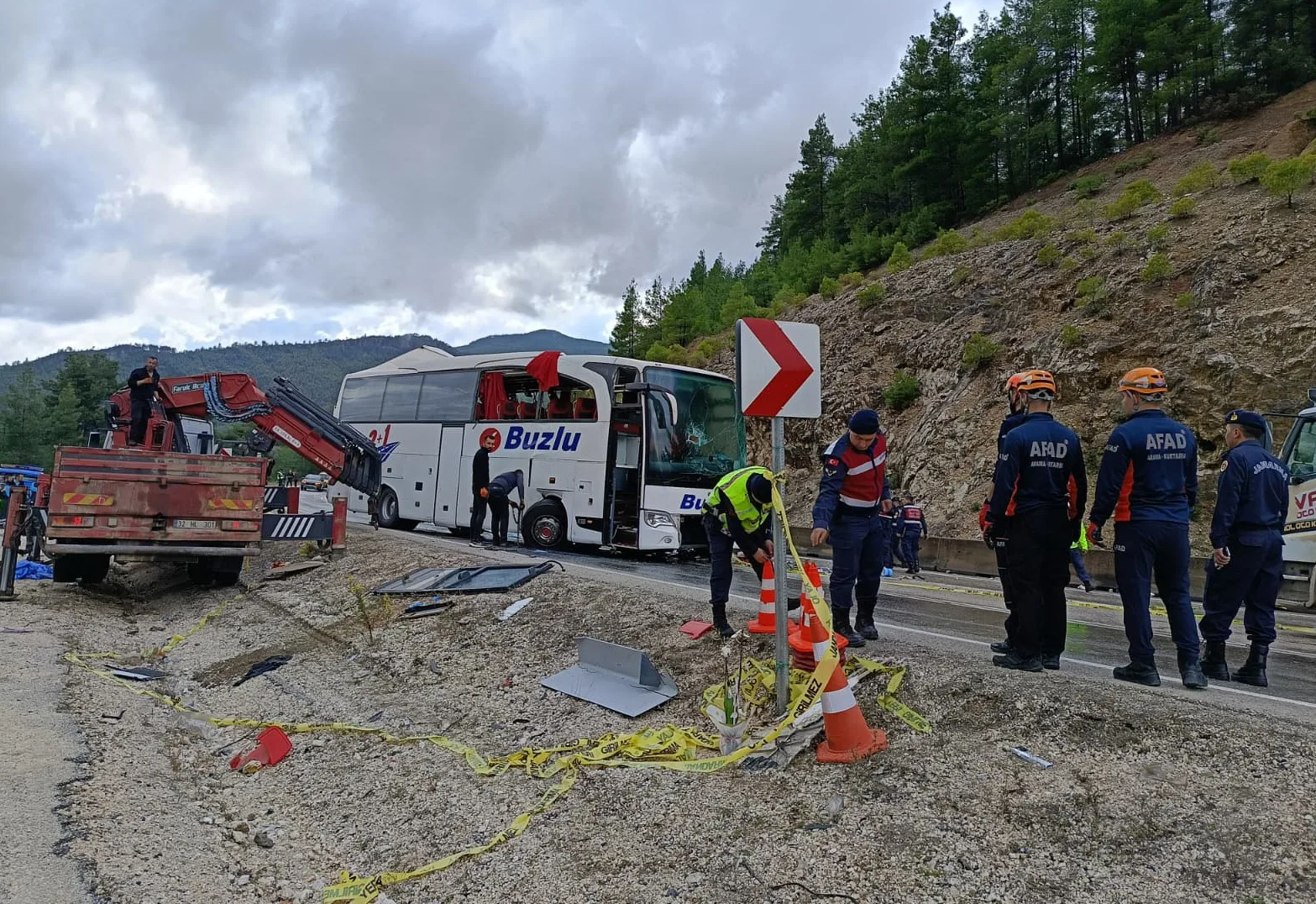Isparta- Antalya kara yolunda yolcu otobüsü devrildi; 1 ölü, 8 yaralı/Ek fotoğraflar