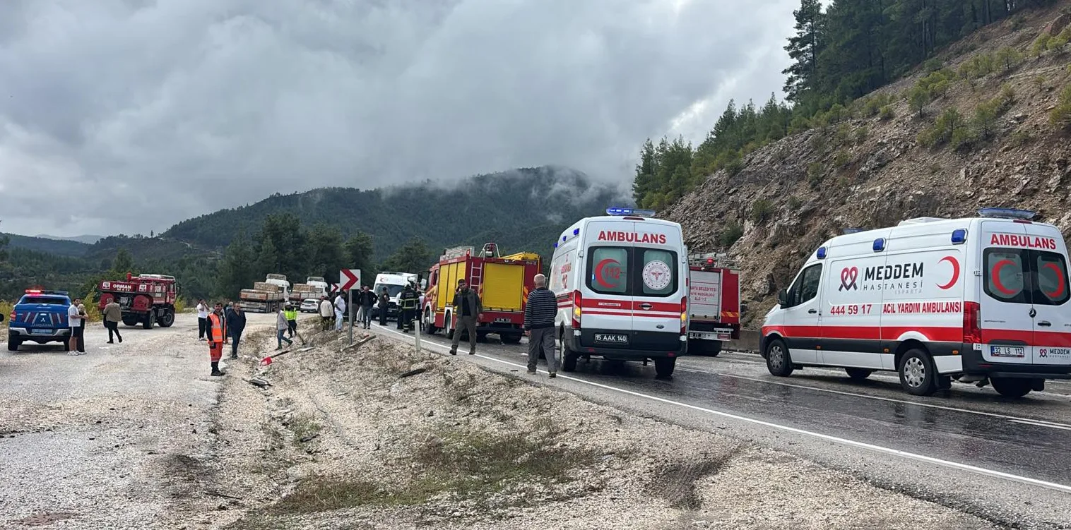 Isparta- Antalya kara yolunda yolcu otobüsü devrildi / Ek fotoğraflar
