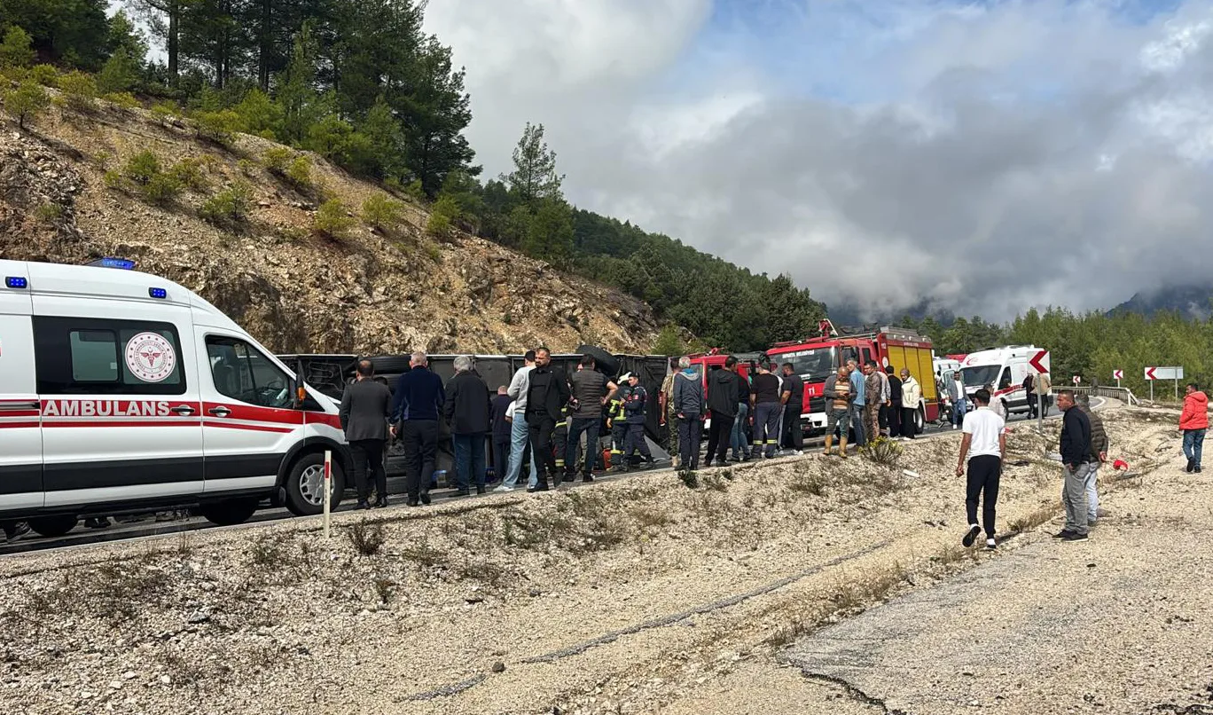 Isparta- Antalya kara yolunda yolcu otobüsü devrildi / Ek fotoğraflar
