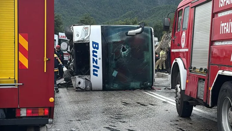Isparta- Antalya kara yolunda yolcu otobüsü devrildi / Ek fotoğraflar