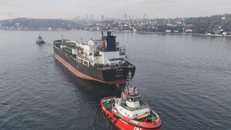 İstanbul Boğazı 'AK ANA' isimli tankerin geçişi nedeniyle gemi trafiğine kapatıldı -1 / Havadan görüntü