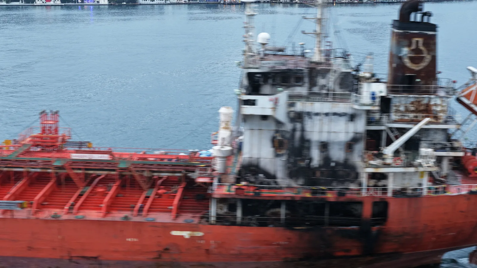 İstanbul Boğazı 'M/T Golden Sapling' isimli tankerin geçişi nedeniyle gemi trafiğine kapatıldı