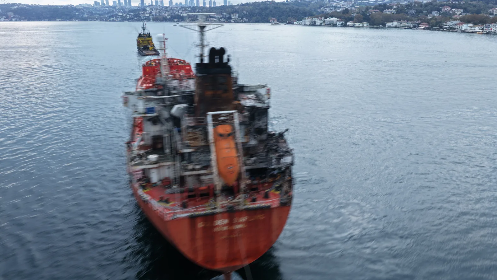 İstanbul Boğazı 'M/T Golden Sapling' isimli tankerin geçişi nedeniyle gemi trafiğine kapatıldı
