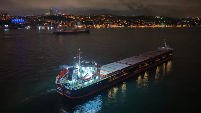 İstanbul Boğazı'nda makine arıza yapan gemi nedeniyle boğaz trafiği askıya alındı